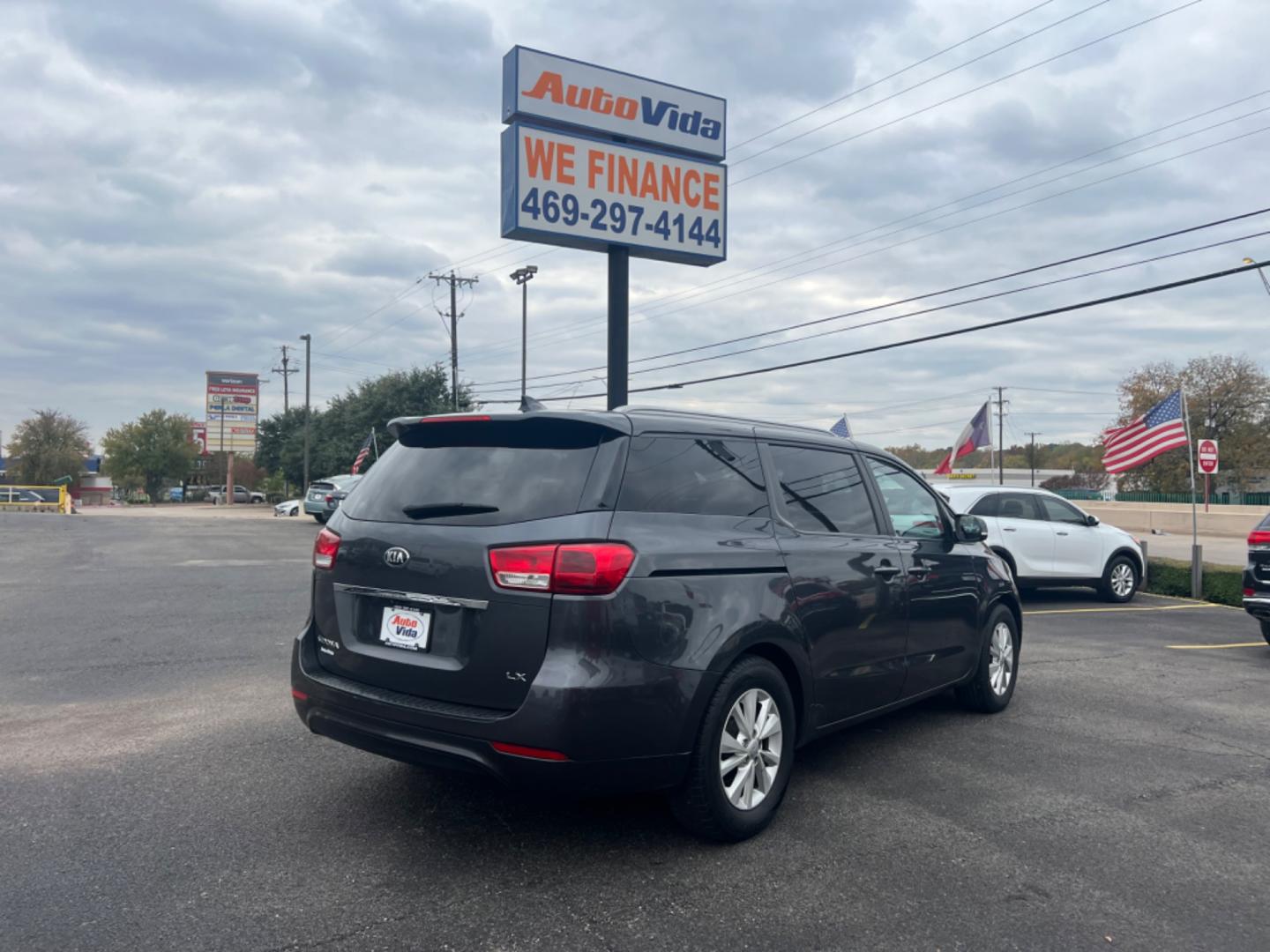 2016 GRAY Kia Sedona LX (KNDMB5C18G6) with an 3.3L V6 DOHC 24V engine, 6-Speed Automatic transmission, located at 420 I-35E, Lancaster, TX, 75146, (469) 297-4144, 32.593929, -96.823685 - Photo#5